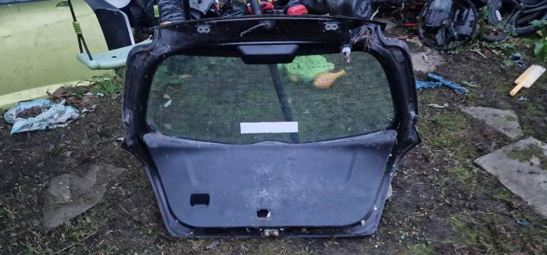 Toyota Yaris rear tailgate boot in black good condition 
