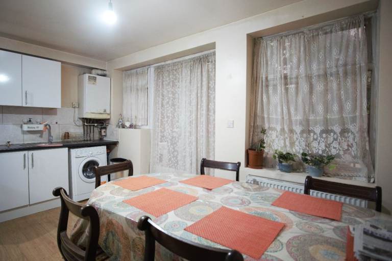 Impressive 5-bedroom semi-detached house available to rent in Harrow, HA1