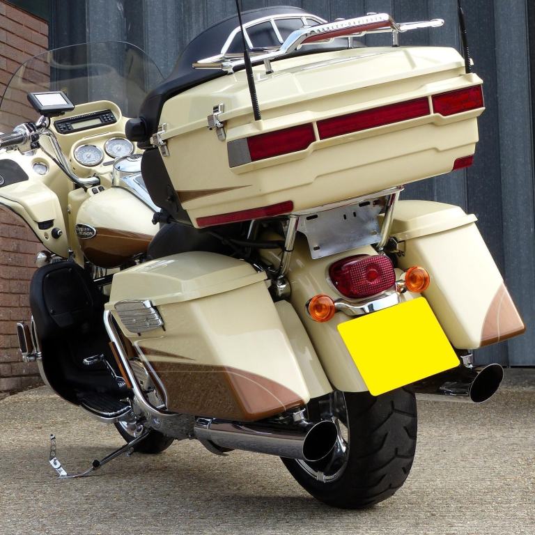 Harley Davidson FLTRUSE CVO Road Glide Ultra 1801cc – Rare collectors machine.