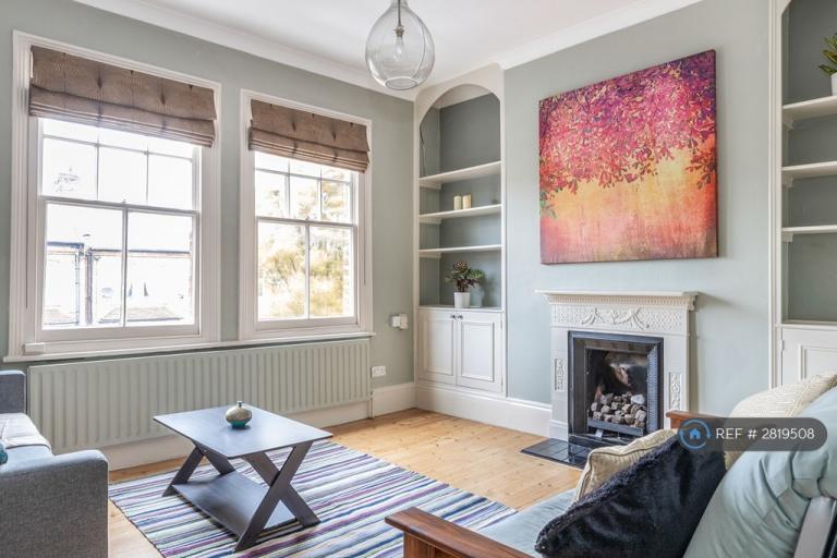 2 bedroom flat in Queenstown Road, London, SW8 (2 bed) (#2819508)