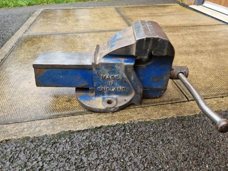 Genuine Record No 4 vice. Made in England. Jaw width 11,5 cm. Max. jaw opening 14,5 cm. 19 kg.