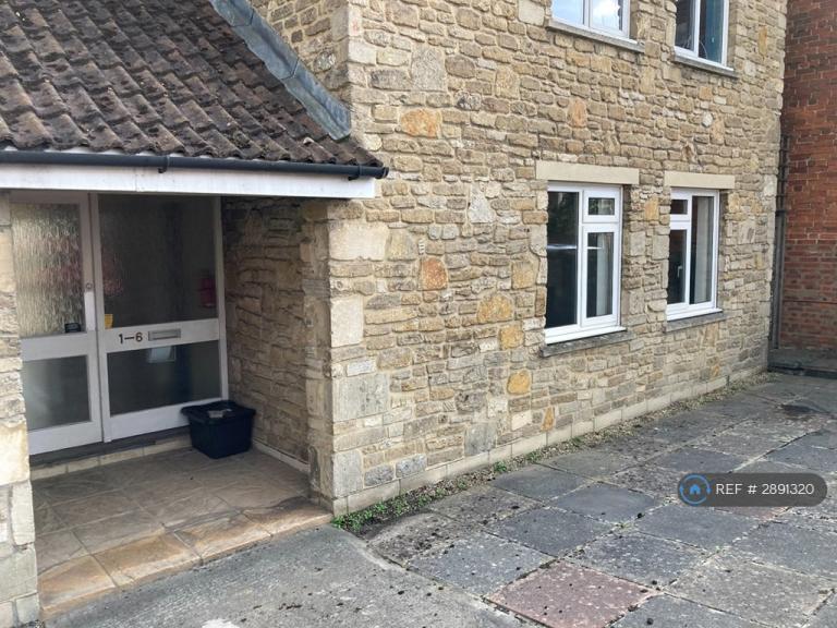 2 bedroom flat in Park Lane, Chippenham, SN15 (2 bed) (#2891320)