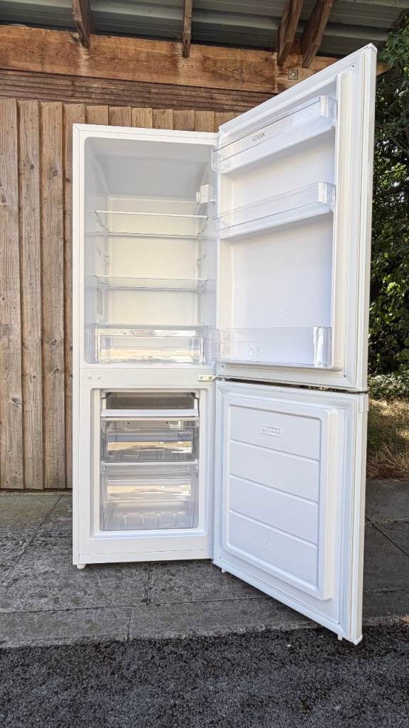 LOGIK 60/40 Fridge Freezer. Barely used, like new. Free Delivery possible.