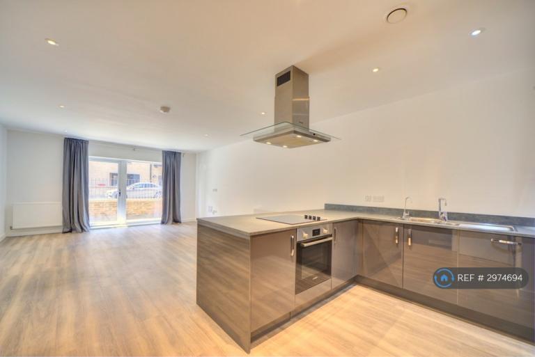 3 bedroom flat in Augustine Court, London, SE18 (3 bed) (#2974694)