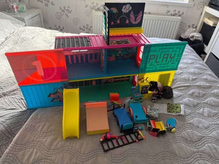 L.O.L surprise OMG house preowned but exc condition with extras