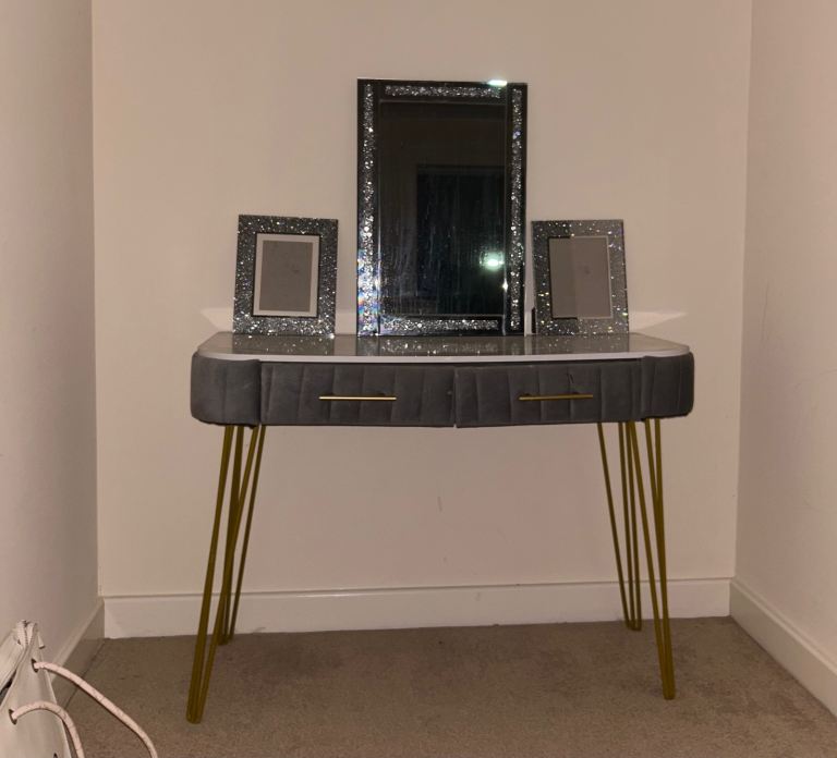 Vanity dressing table