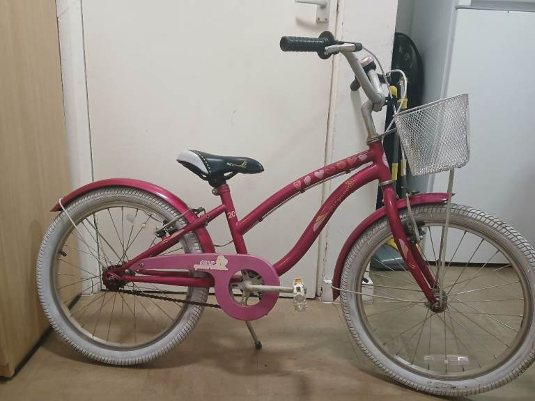 Girl's bike 20 inches wheels. 