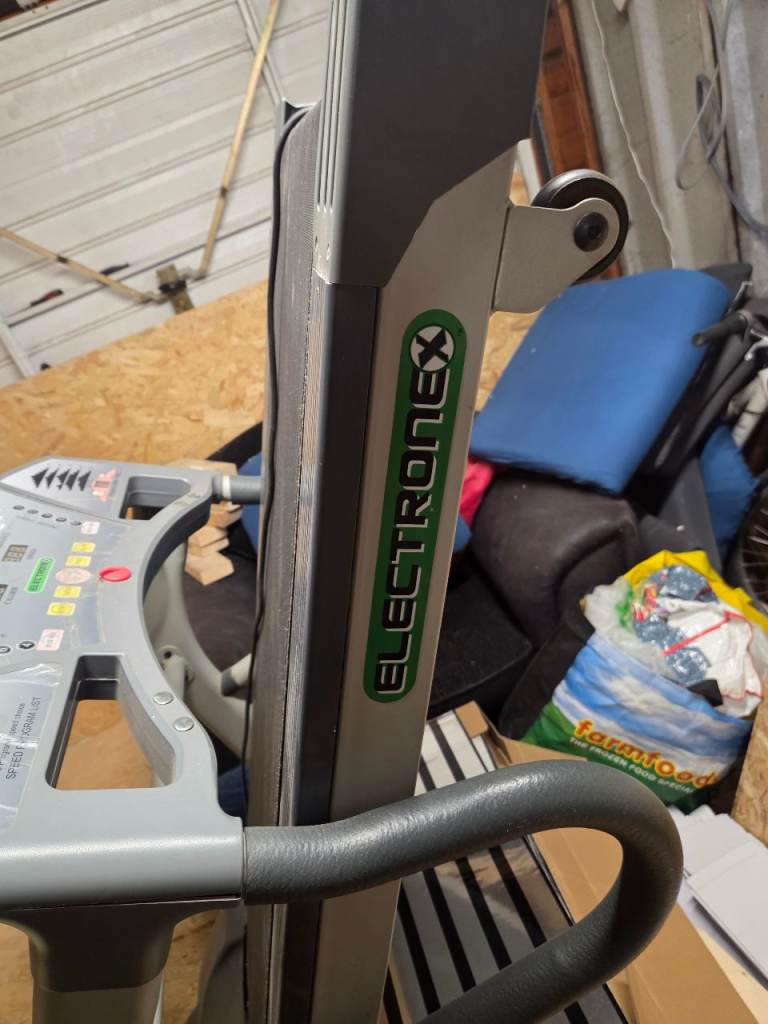 Running machine with incline