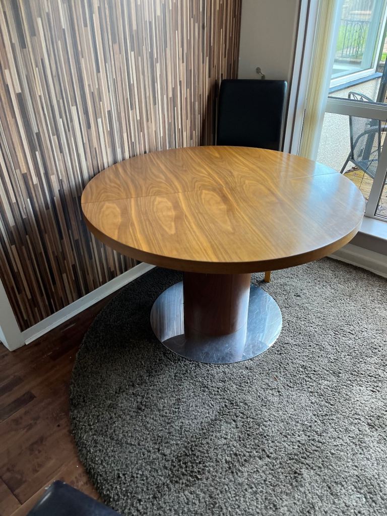 Round dining table + 3 chairs 