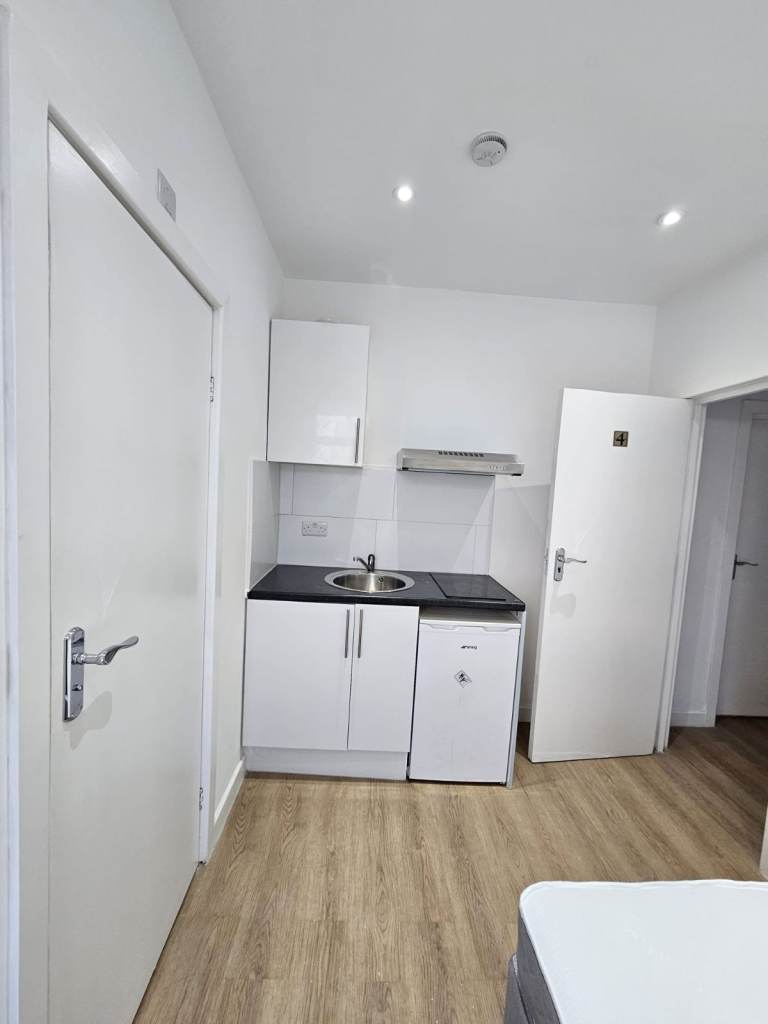 bright small studio flat in willesden lane nw6 1050