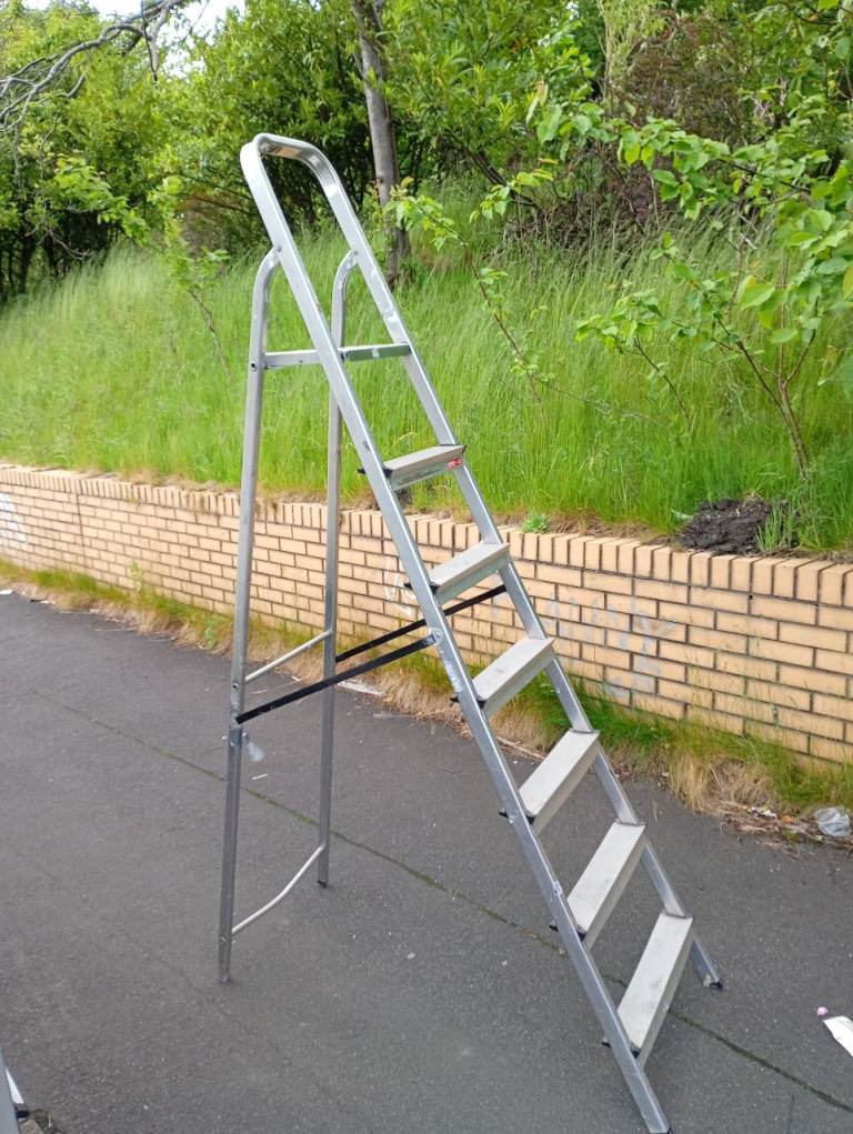 Metal Step Ladder – Good Condition, 5 Steps