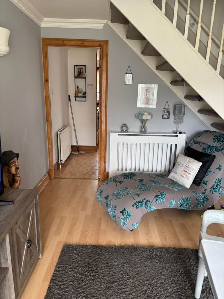 Lovely 2 bedroom house with gardens 15min from Glasgow 