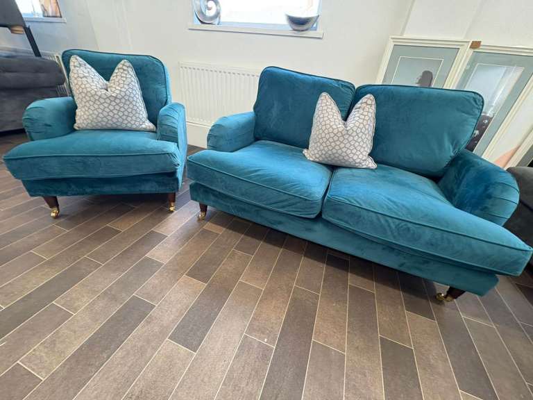 Lovely Compact French Velvet Sofa & Armchair. Delivery available🚛