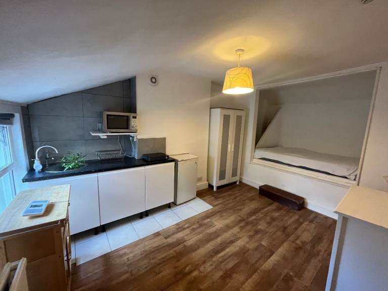 Nice Double Room with its own kitchenette in Streatham hill Only £850 pcm 