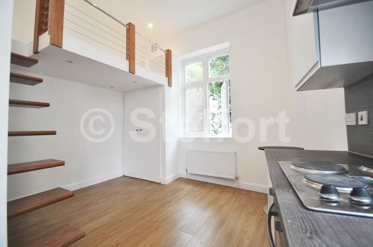 Studio flat in Junction Road, London N19