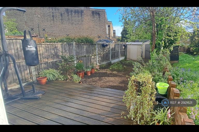1 bedroom in Bulwer Road, London, E11 (#2921621)