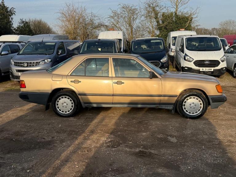 1984 Mercedes-Benz E Class 230 E 4dr Auto [W124] LHD + CLASSIC + IMPORT  SALOON Petrol Automatic