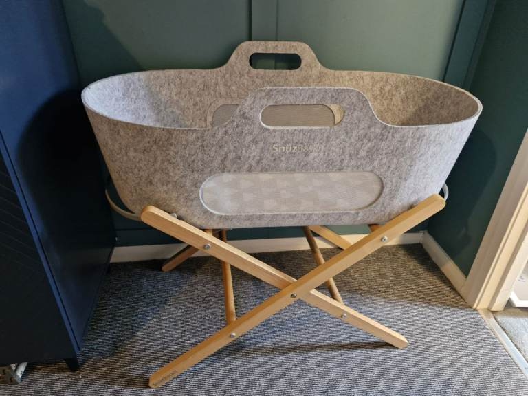 Snuzbaskit with Wooden Stand