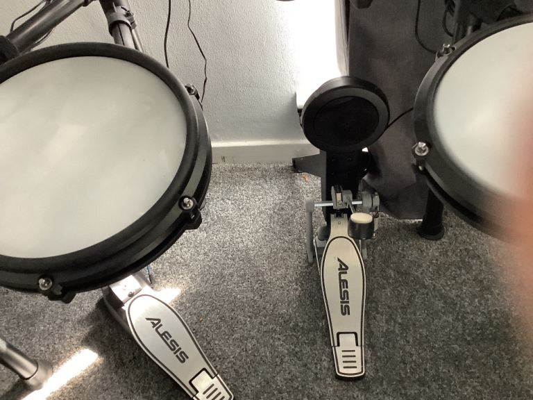 Electronic drum kit