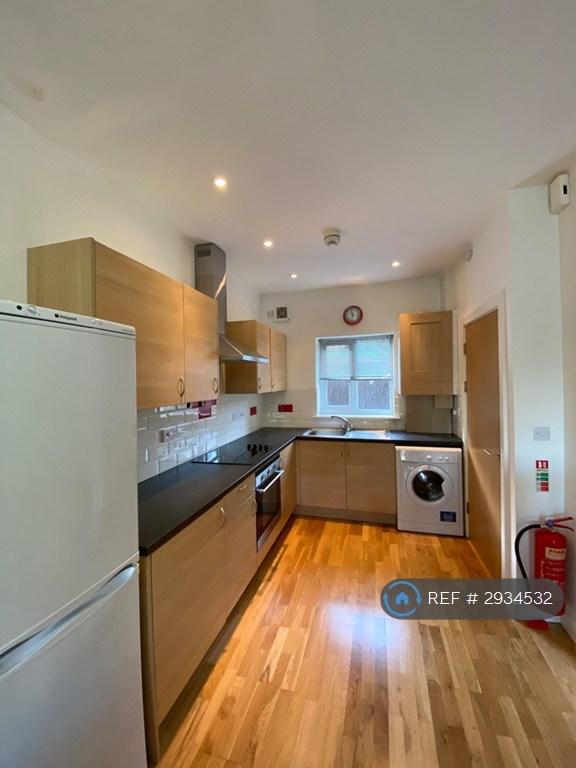 2 bedroom flat in Bronwydd Road, Carmarthen, SA31 (2 bed) (#2934532)
