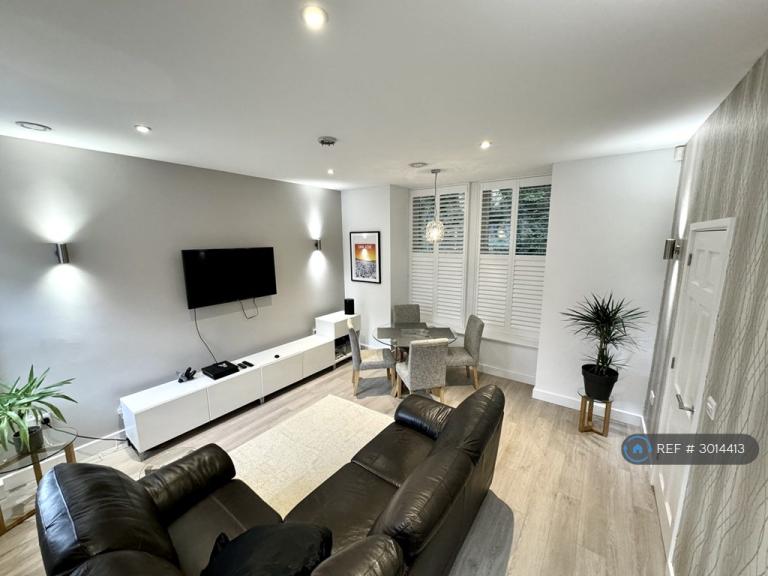 2 bedroom flat in Peveril Drive, Nottingham, NG7 (2 bed) (#3014413)