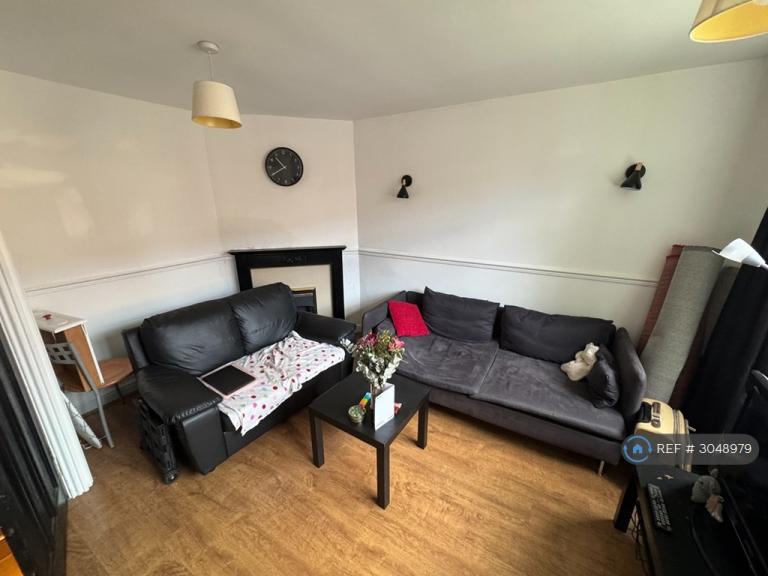 2 bedroom flat in The Village Street, Leeds, LS4 (2 bed) (#3048979)