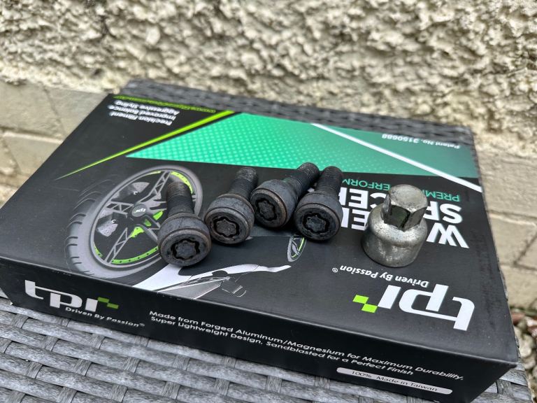 BMW i3 locking wheel nuts with key