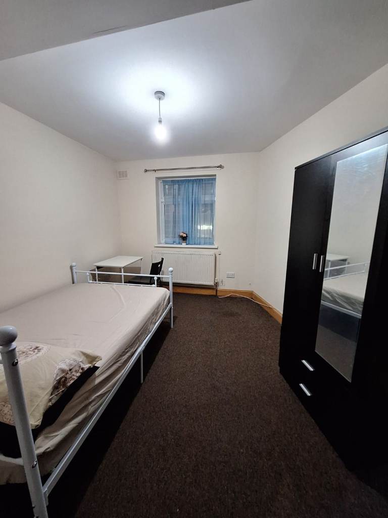 1-Min Walk to Elizabeth Line - Cozy 1-Bed with Balcony, 25 Mins to Central London