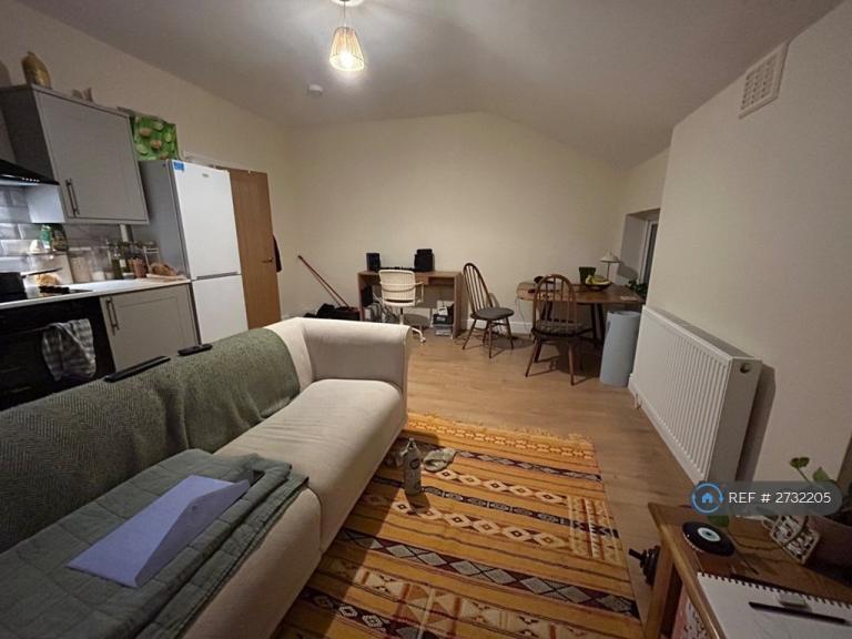 2 bedroom flat in Parkfield Road, Aigburth, Liverpool, L17 (2 bed) (#2732205)