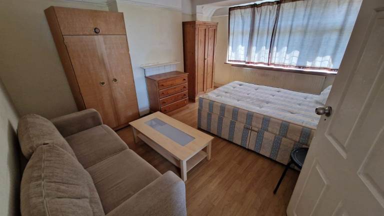 Large Double room to rent in Hounslow 730pm