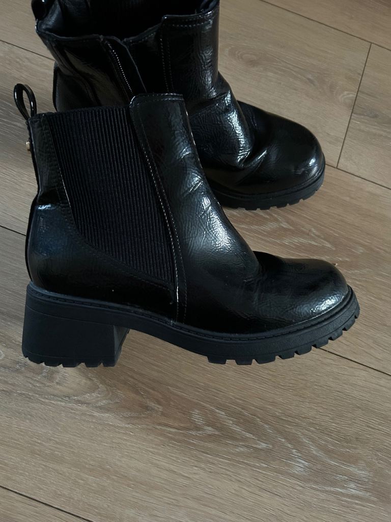 Black Patent Chelsea Boots with Chunky Sole – Good Condition