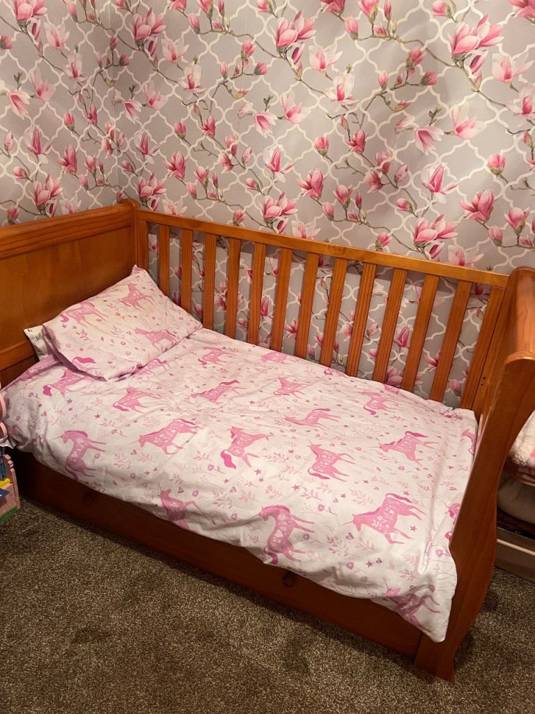 Children’s sleigh bed