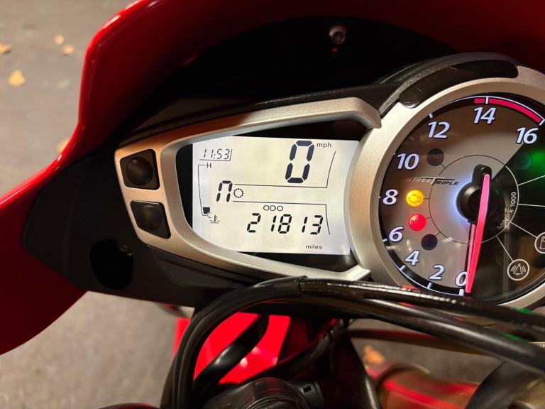2011 // 11 Triumph Street Triple 675 £2800 Red 21813 miles.