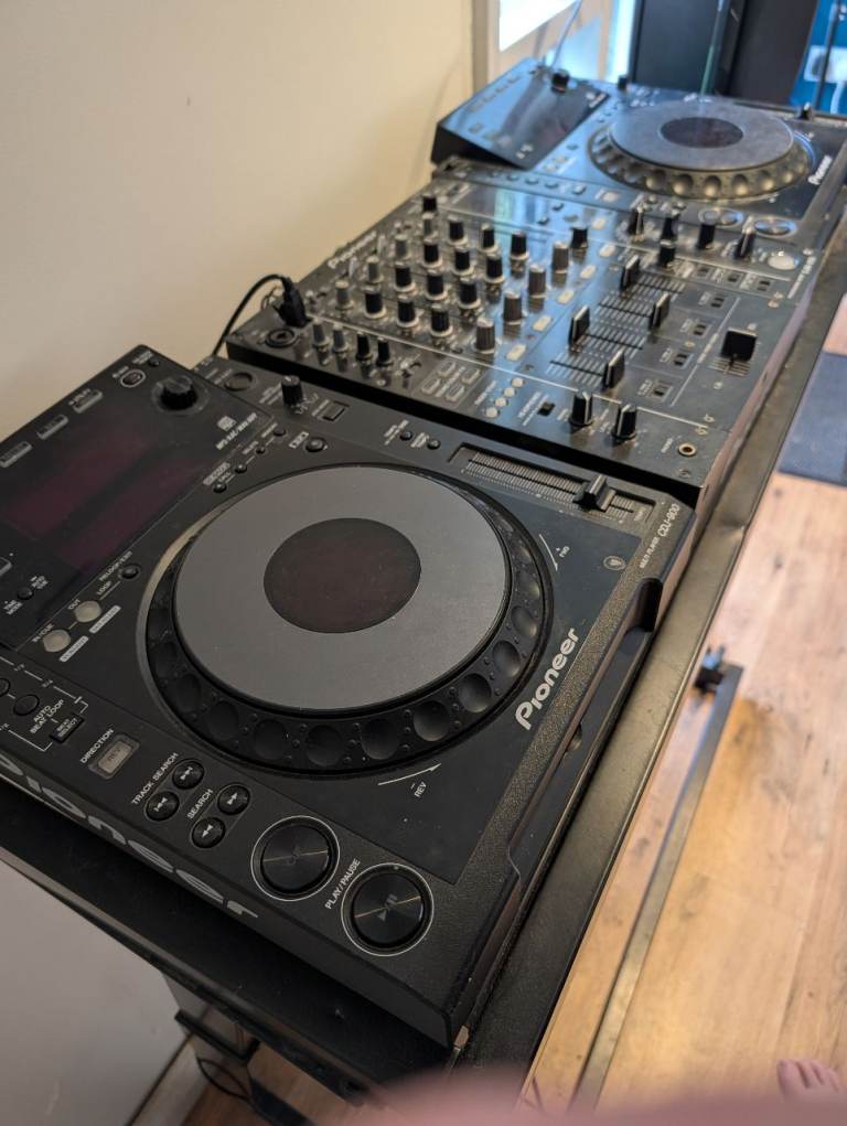 Pioneer CDJ‑900s (x2) + Pioneer DJM‑850 Mixer