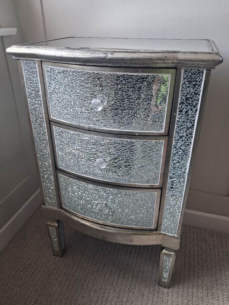 Crackled mirrored drawers 