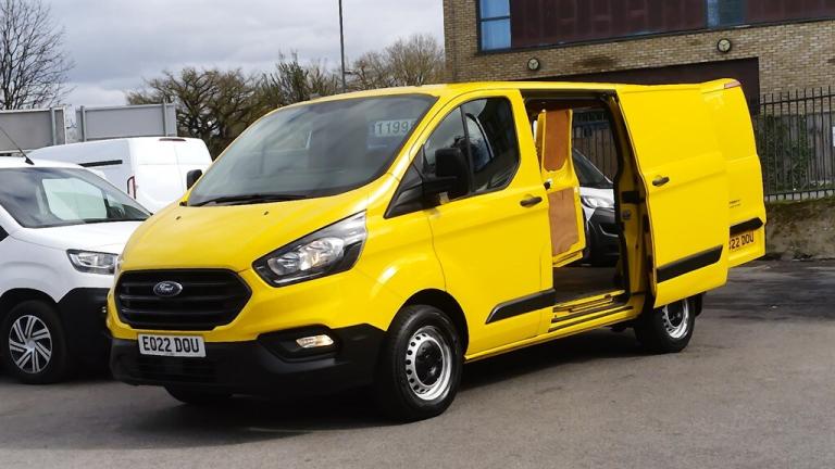 2022 Ford Transit Custom 280 L1 SWB IN YELLOW WITH BLACK LEATHER STYLE SEATS,AIR CONDITIONING,FRO...