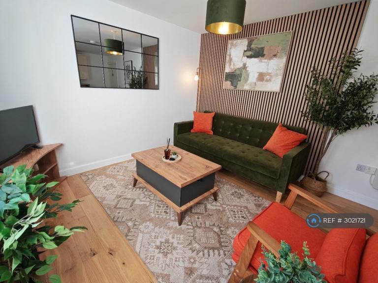 2 bedroom flat in Christrchurch Road, Bournemouth, BH1 (2 bed) (#3021721)