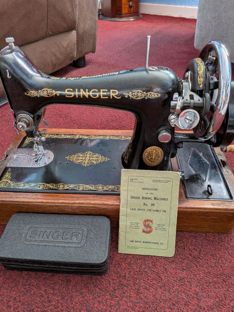 Vintage SINGER Sewing Machine No. 99 – Good Working Order