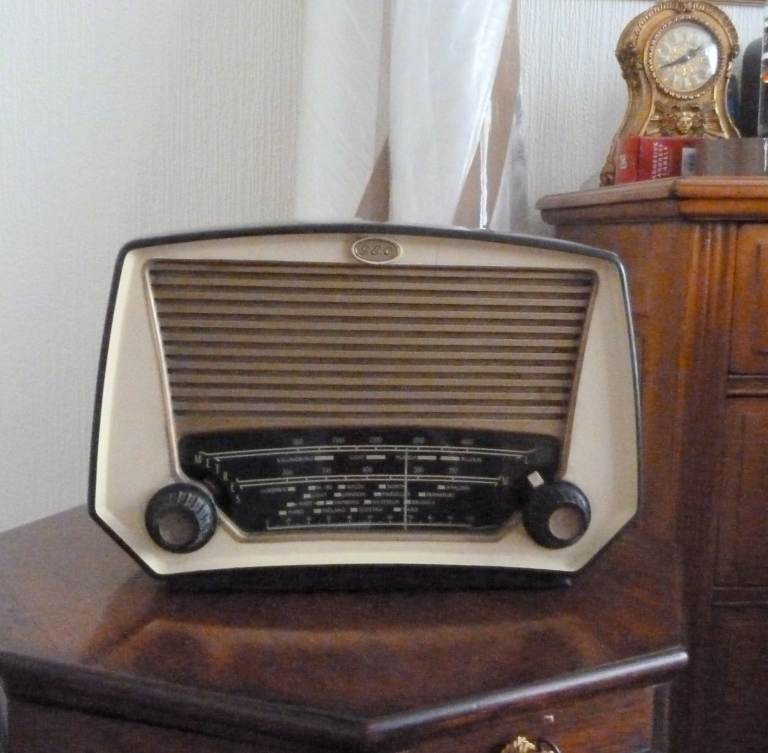 GEC BC 6447 Bakelite Vintage Radio. Circa 1957. Approx  13" Inches Wide ( NO TEXTS PLEASE )