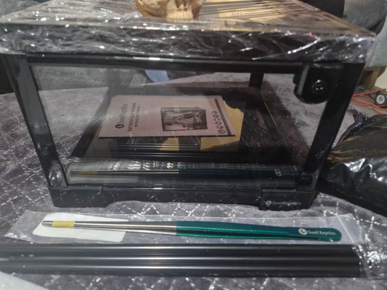 Flat packet glass terrarium