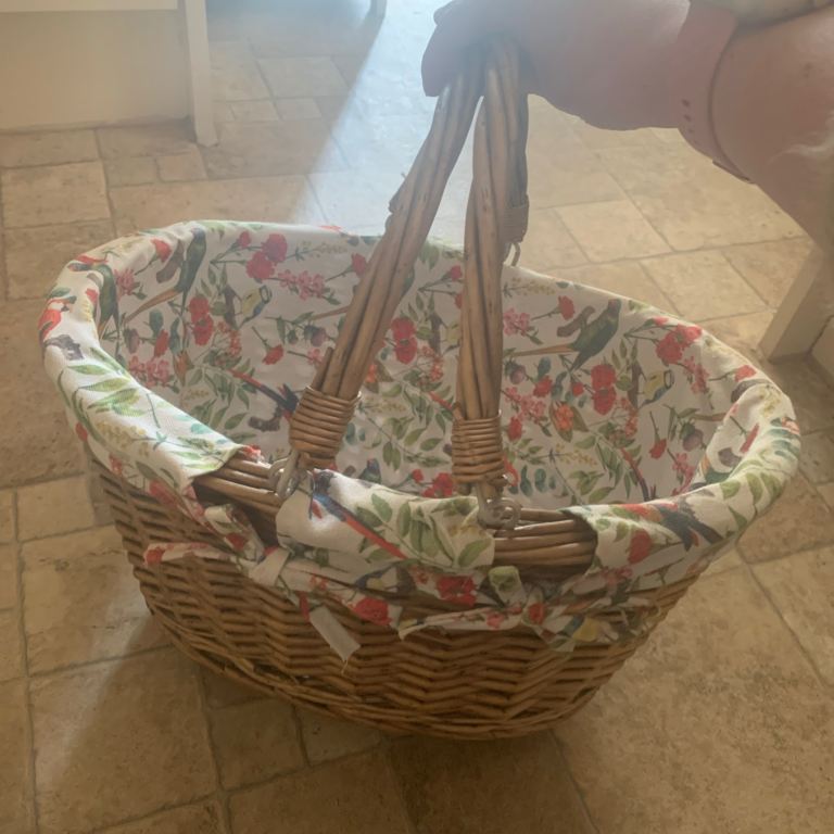 Picnic basket wicker fabric parrots 