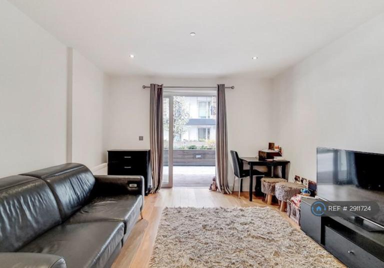 3 bedroom flat in Love Lane, London, SE18 (3 bed) (#2911724)