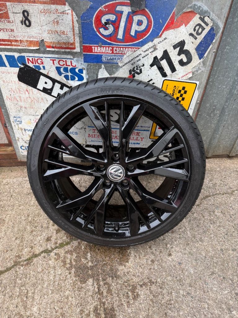 Genuine Volkswagen 19'' Santiago wheel & pirelli p zero tyre