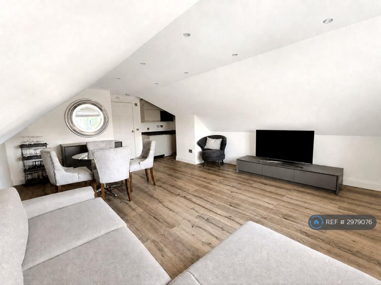 2 bedroom flat in Manning House, Teddington, TW11 (2 bed) (#2979076)