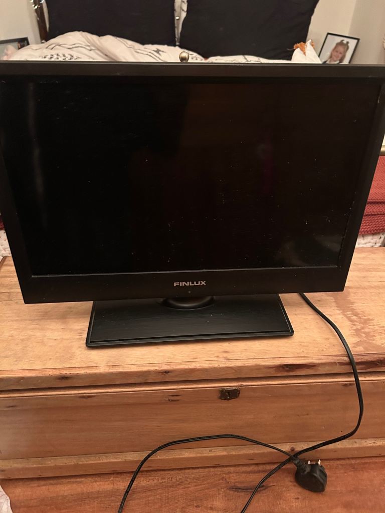 Small 18 inch TV Finlux with remote hardly used in excellent condition. With remote control 