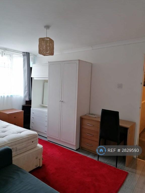 5 bedroom house in Blacksmiths Lane, Rainham, RM13 (5 bed) (#2829593)
