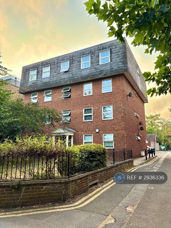Studio flat in Sydenham Road, Croydon, CR0 (#2936336)