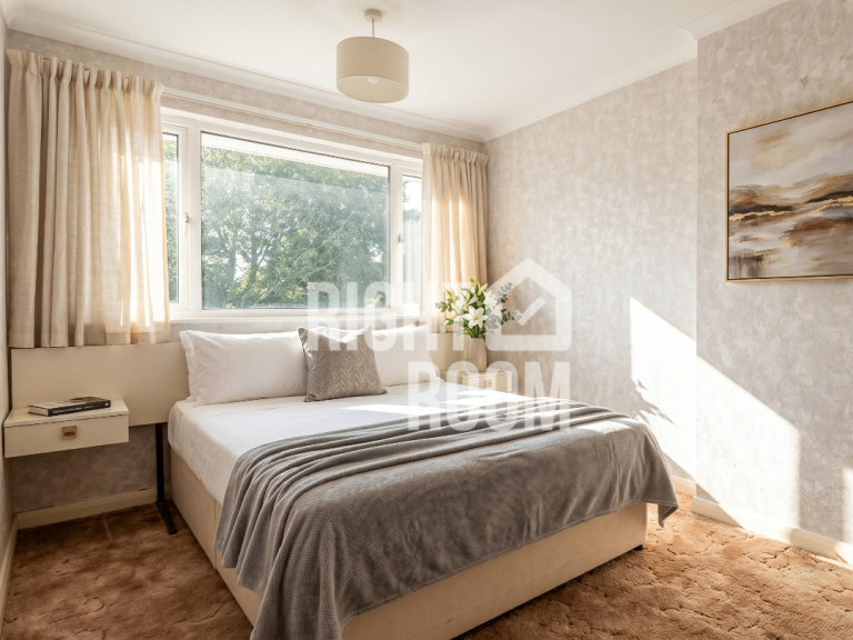 3 Bedroom House | Mid Terraced | Living Room | Garden | Furnished | Allocated Parking