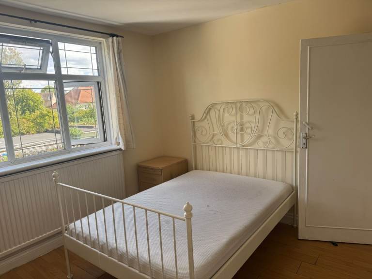 Double room fully furnished available for couples/2 Boys/2 Girls 