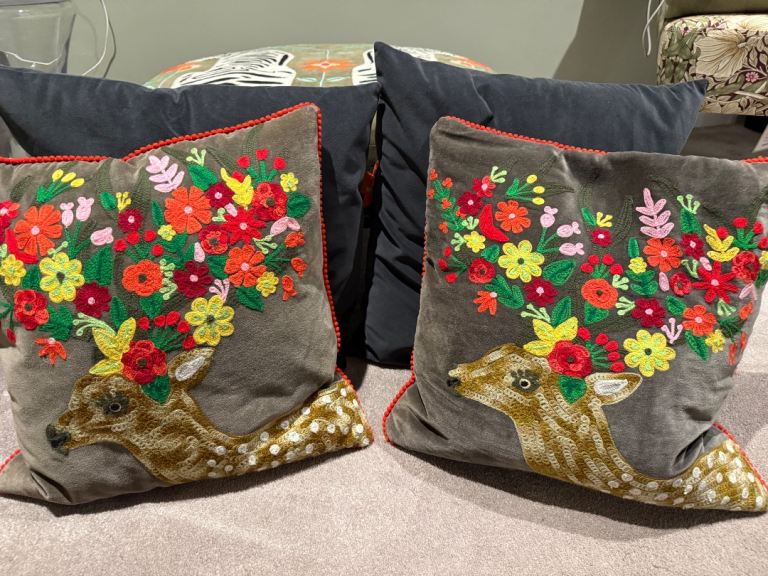 Excellent condition 4 beautiful cushions 